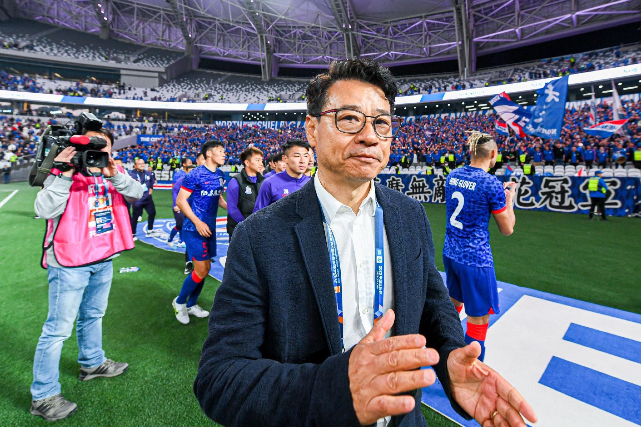 说罢，他连忙问道：五爷，叶大师找我有什么事儿？我最近本本分分做事，老老实实做人，可没再干过骗人的勾当了……洪五催促道：叶大师找你是有好事儿，你赶紧跟我过去就明白了。